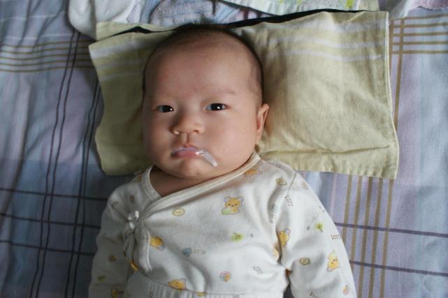 寶寶吐奶， 出了拍嗝，這些“動作”也很重要