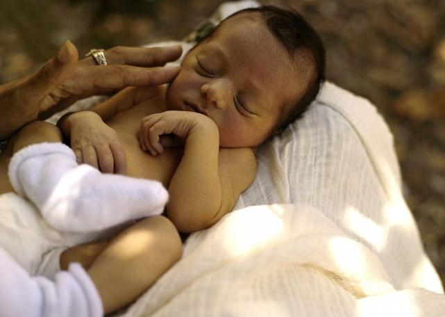 新生兒黃疸是怎么回事？真的和母乳喂養(yǎng)有關(guān)系嘛？