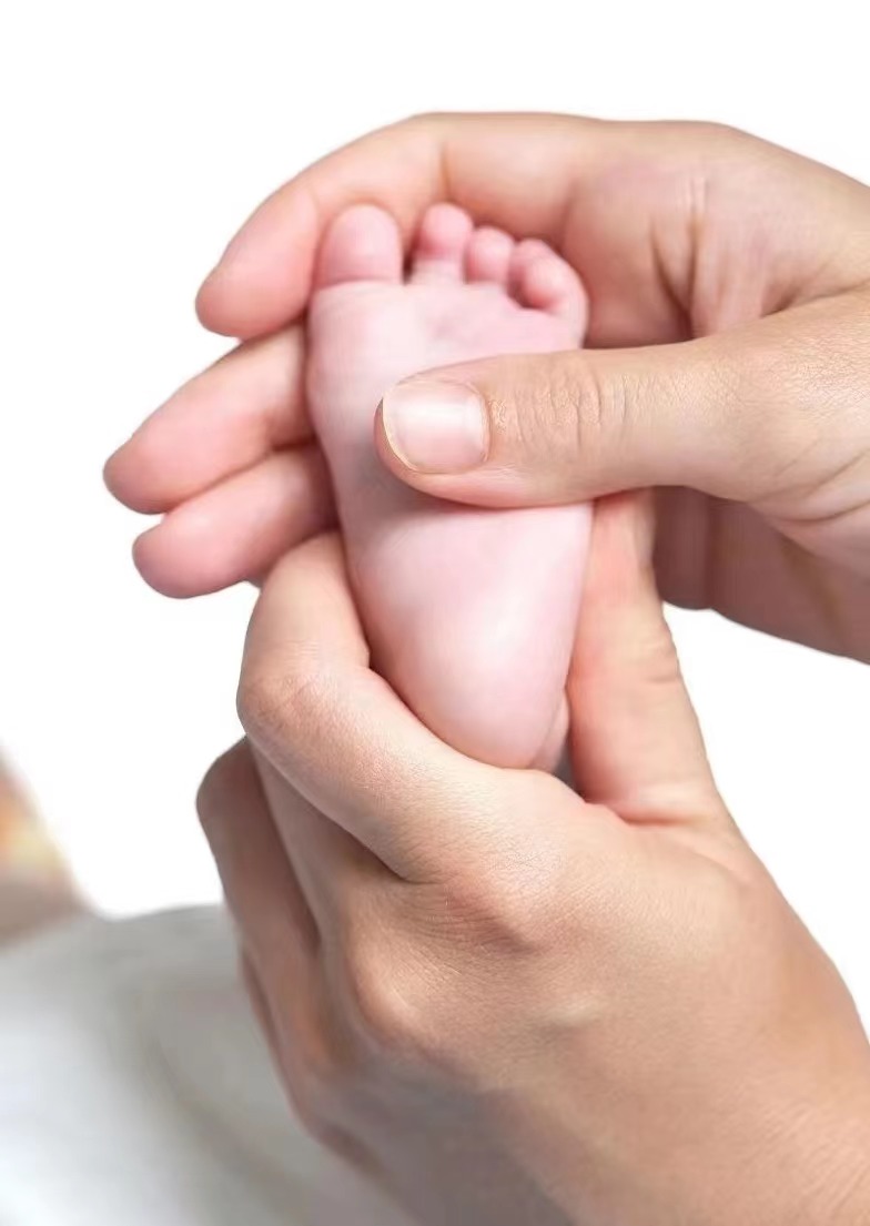 多摸摸寶寶小腳丫，寶寶更聰明：