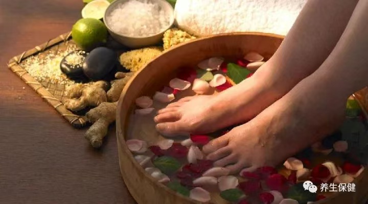 泡腳的時(shí)候加點(diǎn)它，三天逼出體內(nèi)濕氣!