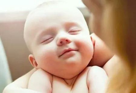 孩子出生后前三天，產(chǎn)媽做好這4件事，寶寶生長發(fā)育才不掉隊(duì)