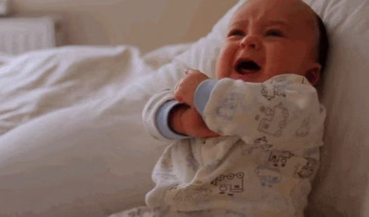 月嫂暖心提醒：這4個常見動作，可能悄悄傷害寶寶的聽力，第一個不少新手爸媽還在做！